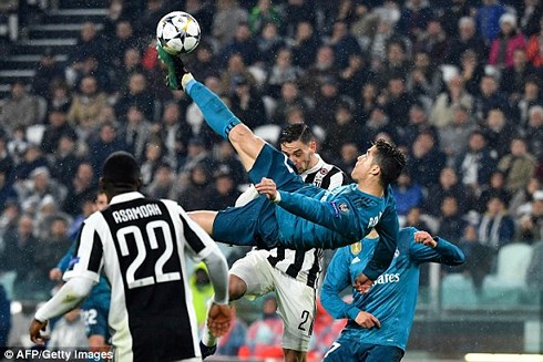 Ronaldo ghi siêu phẩm vào lưới Juventus (Ảnh: AFP).