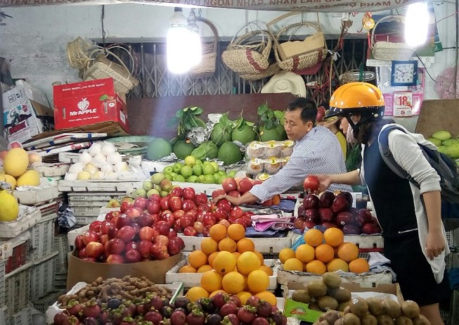 Hiện nay rau củ, trái cây TQ nhập về nhiều nhưng trà trộn vào hàng Việt khiến người tiêu dùng khó nhận biết được xuất xứ. Ảnh: QUANG HUY