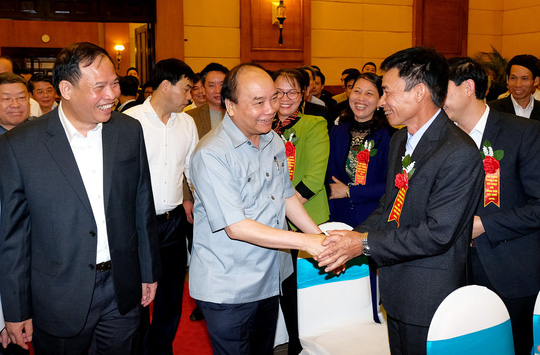 Thủ tướng Nguyễn Xuân Phúc gặp gỡ nông dân tại buổi đối thoại Ảnh: Quang Hiếu