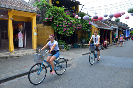 Du khách nước ngoài dạo phố cổ Hội An (Quảng Nam) bằng xe đạp Ảnh: TẤN THẠNH