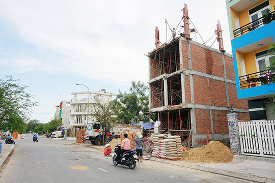 Nhiều căn nhà mới đang mọc lên tại một khu dân cư ở huyện Nhà Bè. Ảnh: Khánh Lam