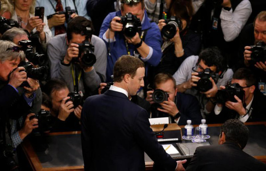 Ông chủ Facebook Mark Zuckerberg đối mặt rừng ống kính truyền thông tại cuộc điều trần trước Thượng viện Mỹ ngày 10-4 Ảnh: REUTERS