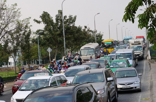 Dốc cầu Bình Triệu thường xuyên bị ùn ứ nghiêm trọng, nhất là những dịp lễ, Tết