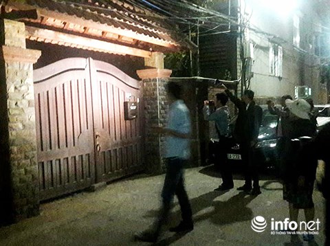Nhiều người tập trung trước nhà ông Trần Văn Minh tối 17/4, bàn tán xôn xao về việc cựu Chủ tịch UBND TP Đà Nẵng vừa bị khởi tố, bắt tạm giam (Ảnh: HC)