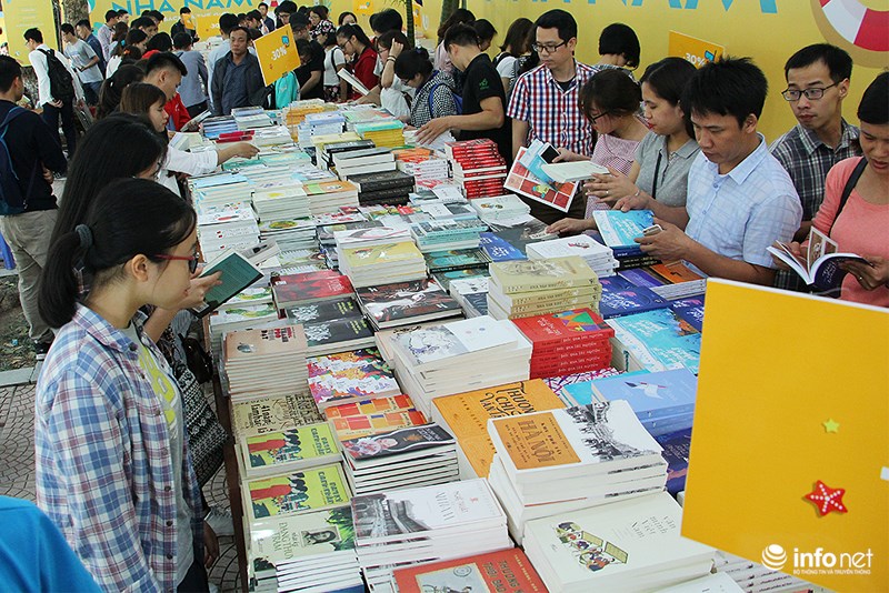 Hội sách với nhiều gian hàng giảm giá, nhiều sách chất lượng đã thu hút rất nhiều độc giả.