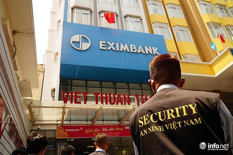 Eximbank công bố thông tin bất thường về hai vụ khách hàng khiếu nại mất gần 300 tỷ đồng tiền gửi tiết kiệm. 