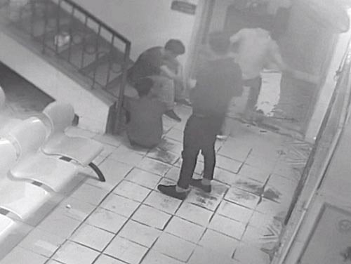 Nhóm côn đồ gây rối, đập phá cửa kính Bệnh viện Đa khoa huyện Bố Trạch, tỉnh Quảng Bình. (Ảnh trích xuất từ camera)