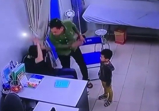 Người nhà bệnh nhân đánh bác sĩ tại phòng khám Bệnh viện Xanh Pôn. (Ảnh cắt từ video clip)