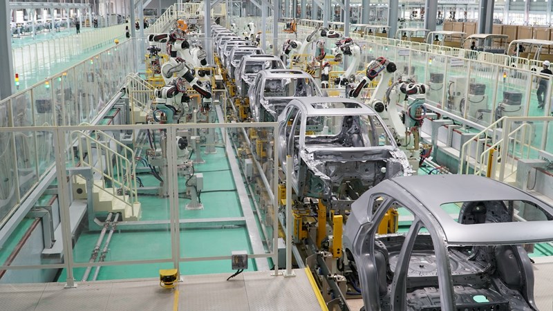 Robot làm việc trong Nhà máy sản xuất ô tô Thaco Mazda.