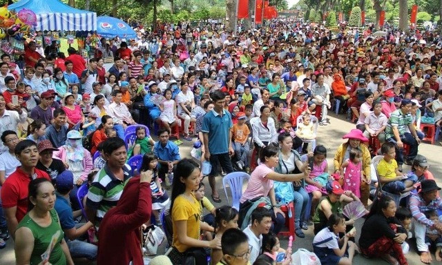 Các khu du lịch ở TP HCM đông kín người trong các ngày lễ.