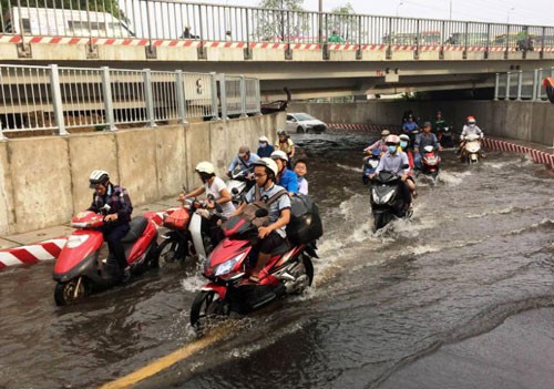 Nước ngập lênh láng tại đường hầm chui cầu Khánh Hội (quận 1, TP HCM) sau cơn mưa rạng sáng 2-5 Ảnh Gia Minh