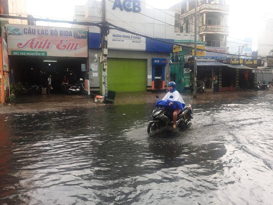 Đường Nguyễn Xí (quận Bình Thạnh, TP HCM) ngập sau cơn mưa ngày 30-4