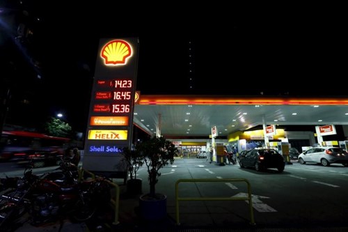 Một dấu hiệu trạm xăng Shell Hiển thị giá nhiên liệu ở Buenos Aires, Argentina, tháng 3/2016. (Ảnh: REUTERS/Enrique Marcarian).