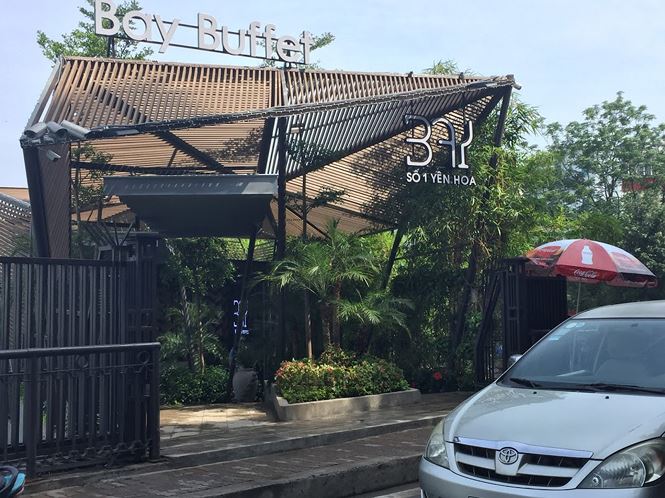 Công trình nhà hàng Bay Buffet đề rõ địa chỉ  số 1 Yên Hoa (phường Yên Phụ, quận Tây Hồ) đang kinh doanh rầm rộ .