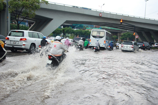 Đường Nguyễn Hữu Cảnh nước ngập lênh láng sau cơn mưa chiều 7-5