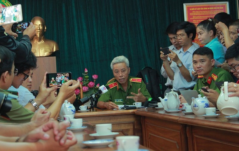 Tướng Phan Anh Minh cho biết vụ trộm đâm hiệp sĩ chỉ diễn ra trong vòng 13 giây. Ảnh chụp tại cuộc họp báo sáng 15-5. Ảnh: LÊ THOA
