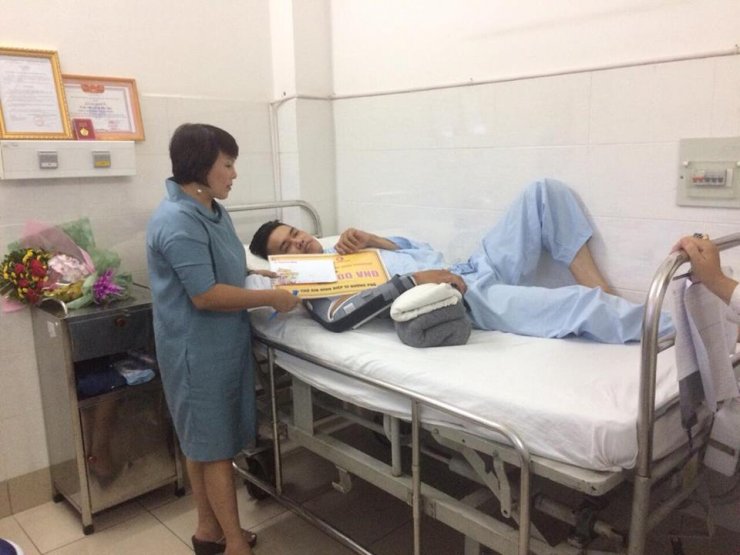 Bà Đặng Thị Thanh Hương trao phần quà hỗ trợ cho hiệp sĩ Đinh Phú Quý