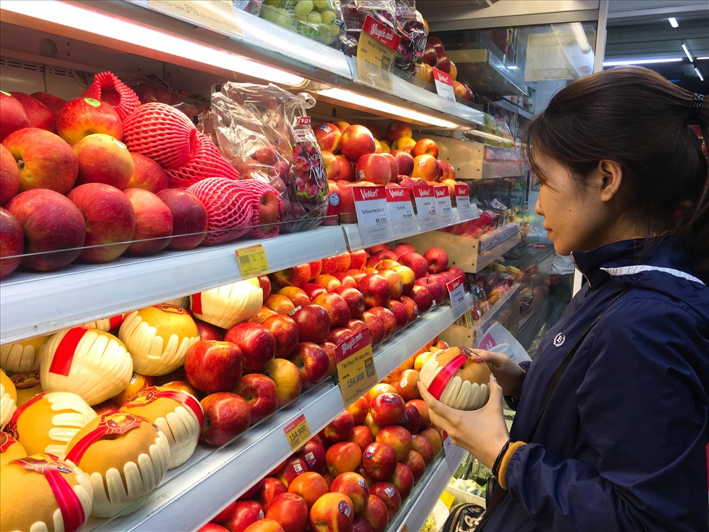 Mức giá chênh lệch giữa các siêu thị với cửa hàng trái cây, các chợ khiến người mua khó phân biệt. Ảnh: Đ.P