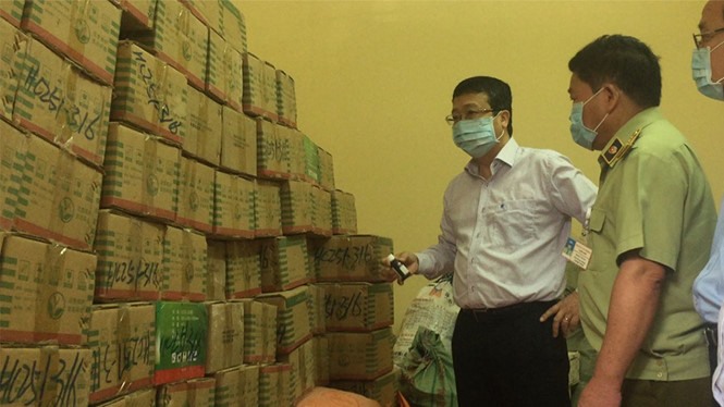 Ông Hoàng Trung - Cục trưởng Cục BVTV trực tiếp vào tận kho kiểm tra trước khi tiêu hủy 3 tấn thuốc BVTV cực độc nhập lậu về Việt Nam. Ảnh: P.H