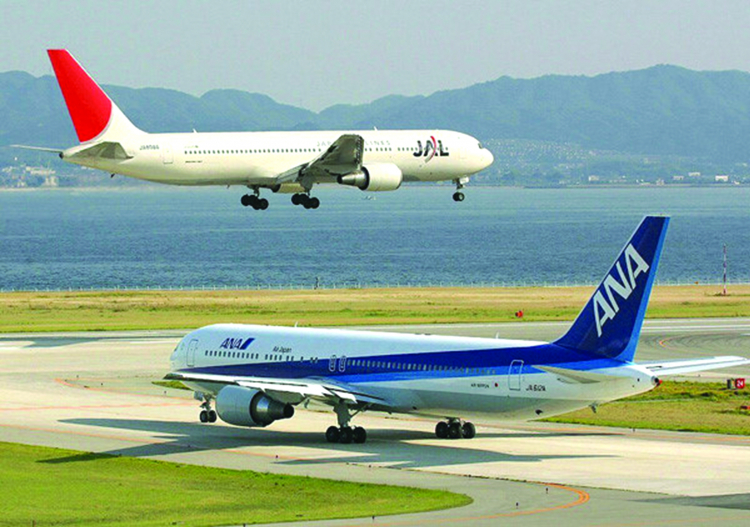 Japan Airlines và All Nippon Airways luôn là đối thủ cạnh tranh trên các đường bay trong nước và quốc tế. Hai hãng này cũng chia sẻ thị phần lớn của đường hàng không Việt Nam và Hoa Kỳ. (Ảnh: Bloomberg).