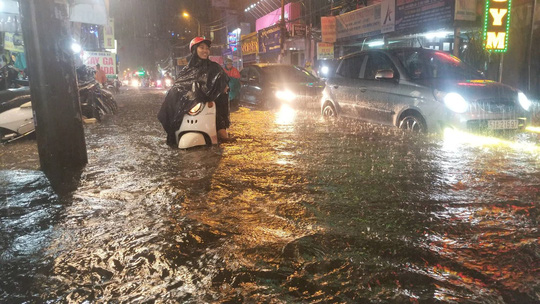 Cơn mưa tối 19-5 khiến đường Phan Huy Ích (quận Gò Vấp, TP HCM) ngập nặng