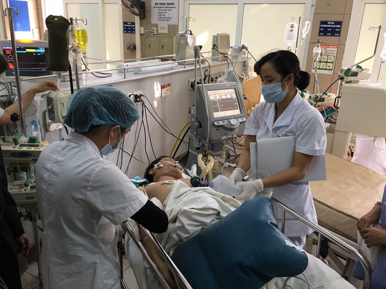 Bệnh nhân ngộ độc rượu methanol được điều trị tại Bệnh viện Bạch Mai