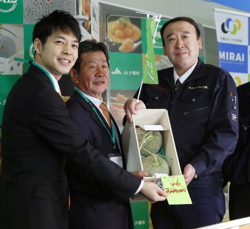 Cảnh trao bán cặp dưa lưới giá 29.300 USD hôm 26/5 tại Sapporo. Ảnh: Kyodo News