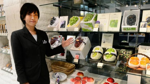 Một cửa hàng trái cây thượng hạng ở Tokyo. Ảnh: AFP