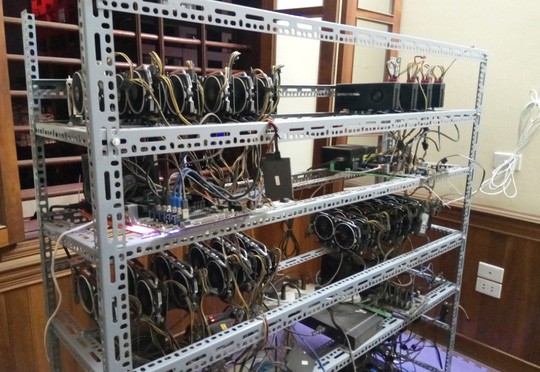 Một dàn máy đào tiền ảo đầu tư gần 1 tỉ đồng ở Hà Nội. Ảnh TL