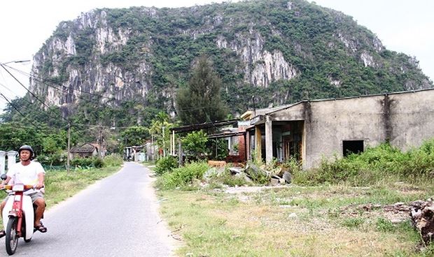 Một số ngôi nhà bị bỏ hoang cạnh ngọn núi Kim Sơn, bị ảnh hưởng bởi dự án.