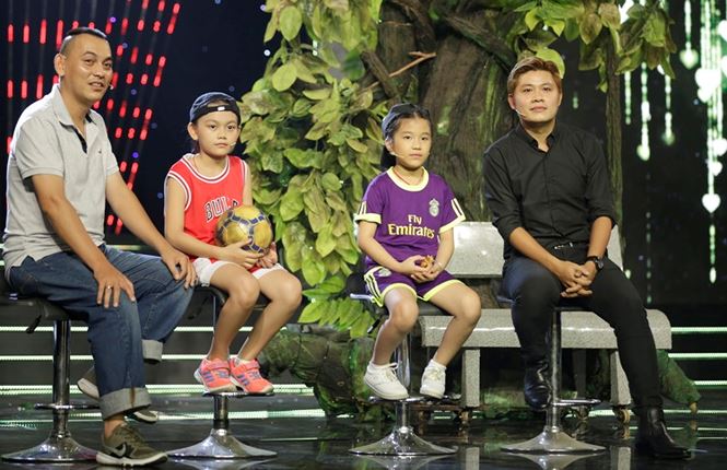 Nhạc sĩ Yên Lam cùng con gái Bào Ngư cùng nhạc sĩ Nguyễn Văn Chung và con gái nuôi là bé Kim Anh trong chương trình 