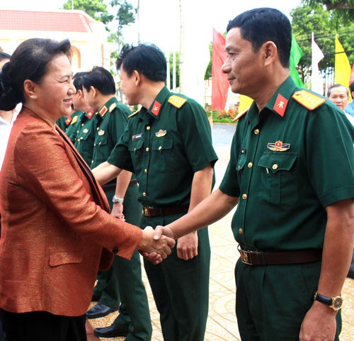 Chủ tịch Quốc hội Nguyễn Thị Kim Ngân thăm hỏi cử tri tại Quân khu 9. Ảnh: Lê Khánh