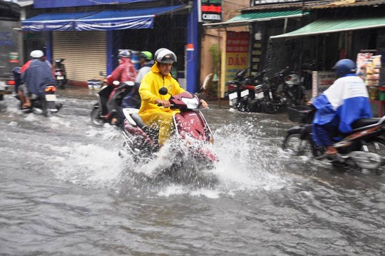 Đường Phan Huy Ích ngập khi có mưa lớn.