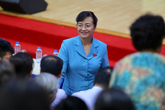 Bà Nguyễn Thị Quyết Tâm, Chủ tịch HĐND TP HCM gặp người dân trước giờ tiếp xúc cử tri