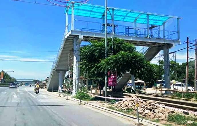 Cầu đi bộ vượt đường sắt ở Tx.Bỉm Sơn gây nhiều tranh cãi trên cộng đồng mạng xã hội facebook trong thời gian vừa qua