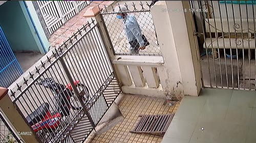 Camera ghi nhận ngày 18-6, một đối tượng đột nhập nhà trọ ở khu phố 8, phường Hiệp Thành, TP Thủ Dầu Một lấy trộm laptop