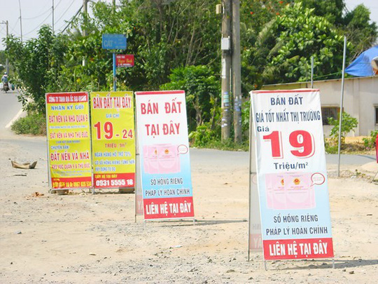 Quảng cáo đất nền trên đường Nguyễn Xiển (quận 9, TP HCM) vào thời điểm sốt đất cách đây hơn 2 tháng