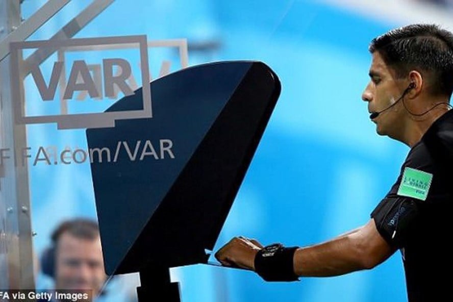  Rất nhiều tranh cãi ở World Cup 2018 khi công nghệ VAR được áp dụng 