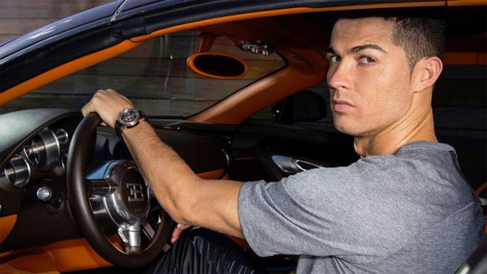 Cristiano Ronaldo nổi tiếng với bộ sưu tập xe hơi 'khủng' với những chiếc xe mới nhất và có tốc độ nhanh nhất thế giới. Thời còn chơi cho MU, Ronaldo mua chiếc Ferrari 599 GTB trị giá 200.000 bảng. Tình yêu với xe hơi của siêu sao có giảm đi đôi chút sau tai nạn suýt chết ở đường hầm Manchester (Anh) tháng 1 năm ngoái với chiếc Ferrari 599.