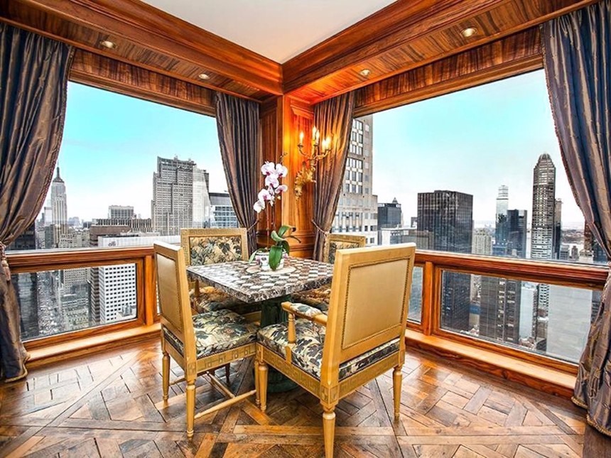 Năm 2015, ngôi sao này chi 18,5 triệu USD mua một căn hộ tại toà tháp Trump Towers tại Manhattan, New York (Mỹ).