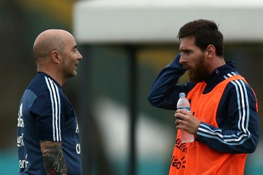  HLV Sampaoli và Messi trên sân tập. Ảnh: Reuters 