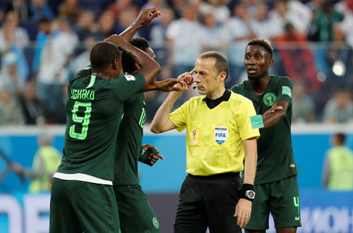 Các cầu thủ Nigeria phản ứng với quyết định của trọng tài Cakir. Ảnh: Getty.