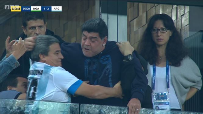 Maradona ăn mừng bàn thắng Marcos Rojo