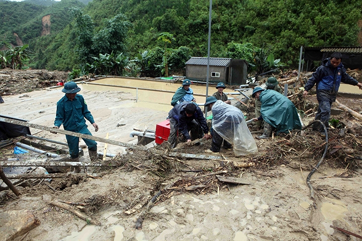 Lực lượng cứu hộ cứu nạn và người dân khắc phục hậu quả mưa lũ tại Lai Châu. Ảnh: Nhân dân