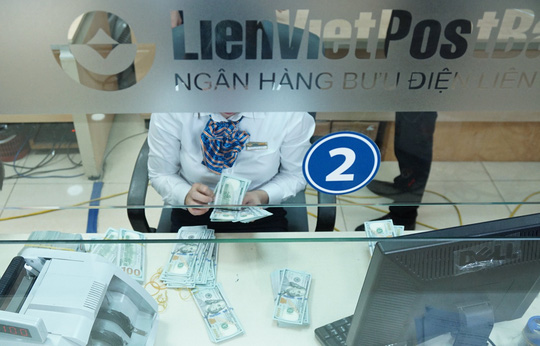 Tỷ giá USD tại các ngân hàng tiếp tục đi lên. Ảnh: Linh Anh