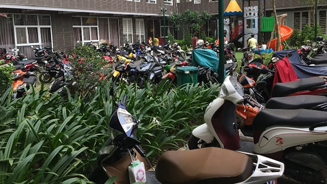 Vì không có bãi để xe, nhiều cư dân Ehome 3 buộc phải để xe máy ở khu vực sinh hoạt chung