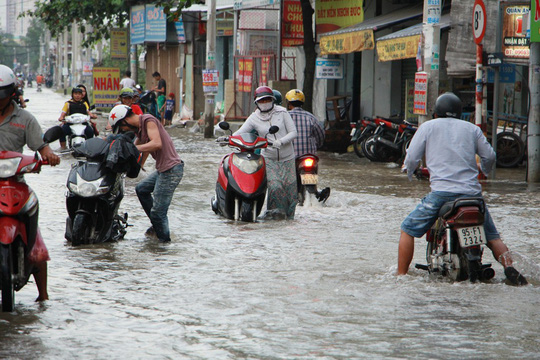 Cứ mưa là đường Lê Văn Lương (nối quận 7 và huyện Nhà Bè, TP HCM) lại mênh mông nước. Ảnh: SỸ ĐÔNG