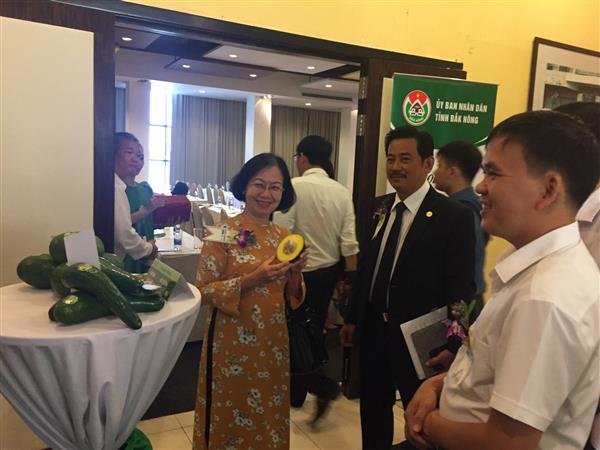 Bà Nguyễn Thị Khánh, Phó Chủ tịch Hiệp hội du lịch TP.HCM thích thú với sản phẩm bơ Đắk Nông được giới thiệu tại buổi họp báo. Ảnh: N.Hiền