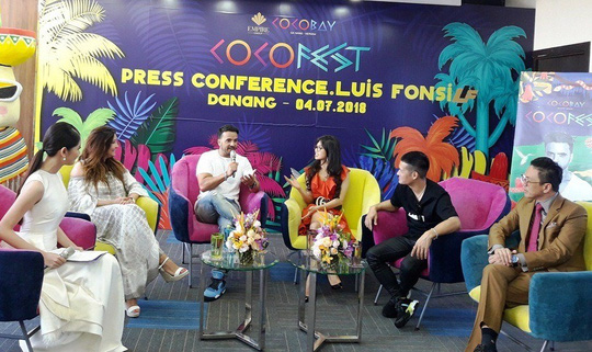 Nam ca sĩ Luis Fonsi trả lời tại cuộc họp báo