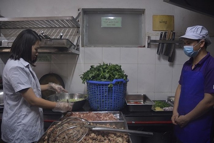 Lấy mẫu xét nghiệm nhanh ATTP tại một bếp ăn tập thể ở Hà Nội